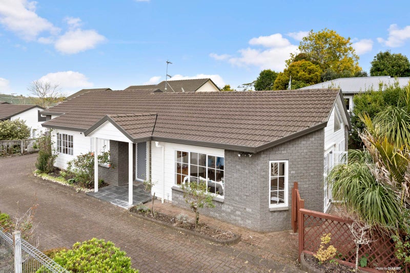 104A Owairaka Avenue, Mount Albert, Auckland - Carousel 1
