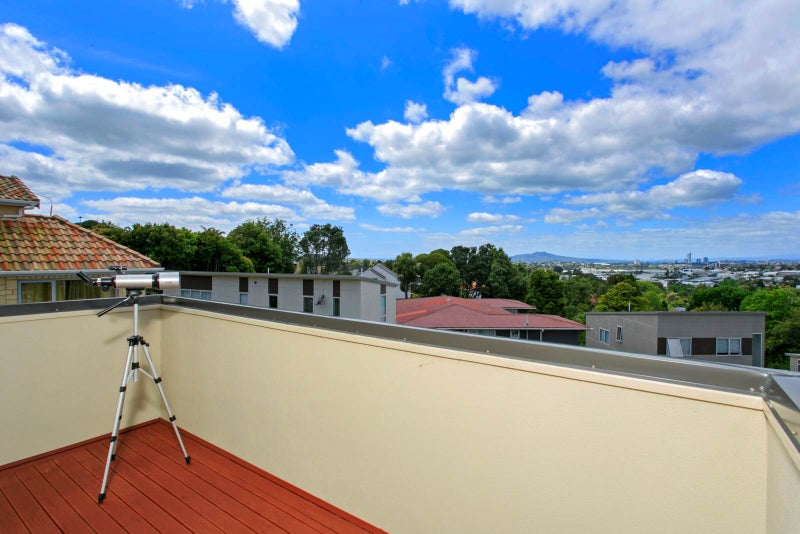 565A Glenfield Road, Glenfield, Auckland - Carousel 1