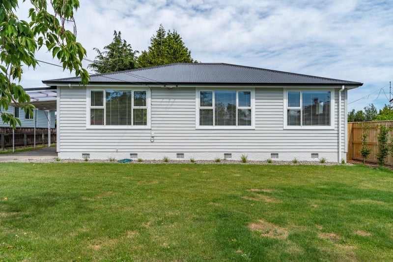 238 High Street South, Carterton - Carousel 1