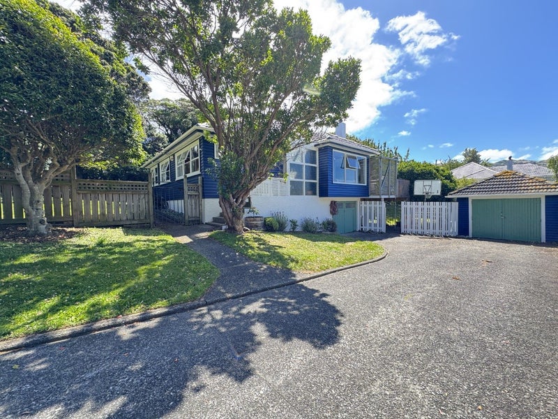 6 Mahoe Street, Tawa, Wellington - Carousel 1