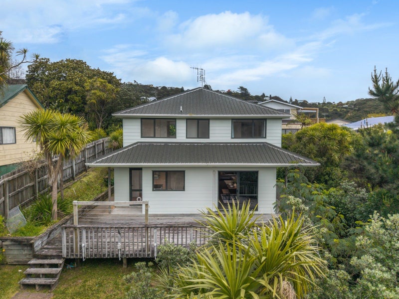 8 Carvel Lane, Whitby, Porirua - Carousel 1
