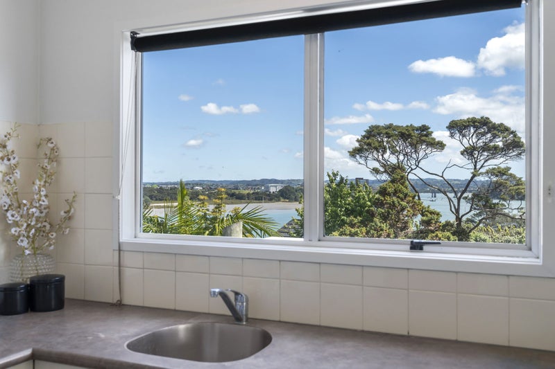 1/6 Oruamo Place, Beach Haven, Auckland - Carousel 2