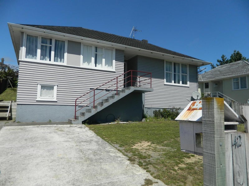42 Warspite Avenue, Cannons Creek, Porirua - Carousel 1