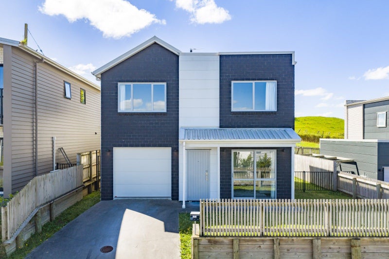 69 Ridgedale Crescent, Flagstaff, Hamilton - Carousel 1