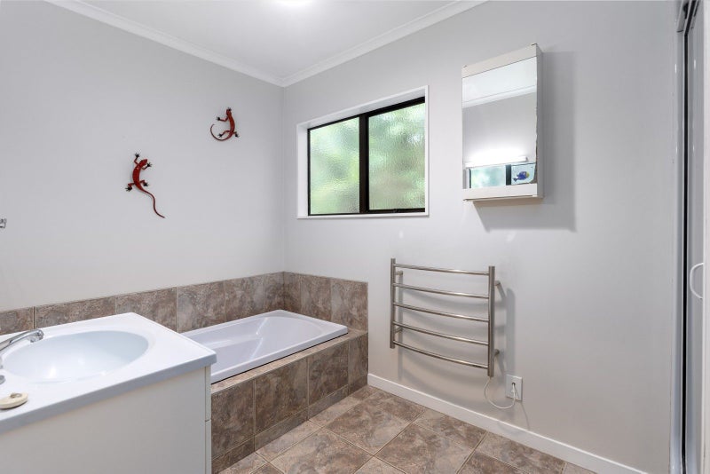 2 Te Kawau Pass, Greenhithe, Auckland - Carousel 19