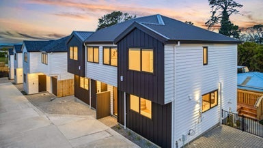 8A Ayrton Street, Te Atatu South, Auckland - Carousel 1