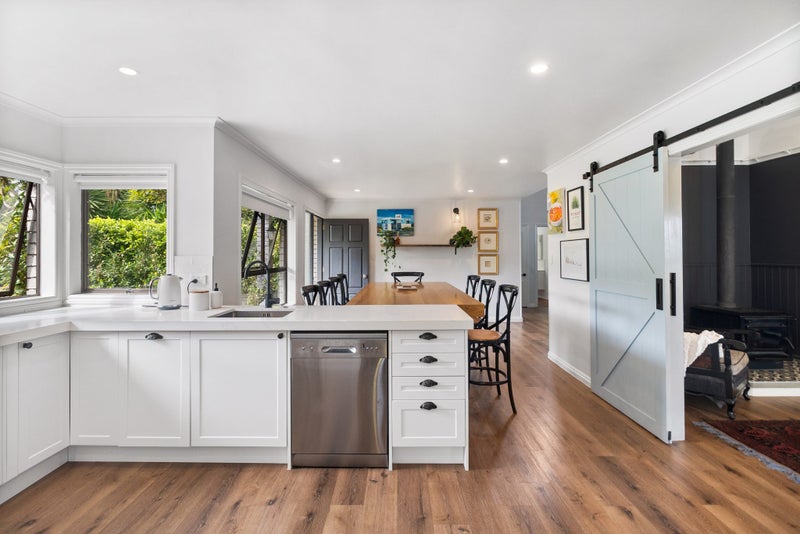 2 Maryland Street, Point Chevalier, Auckland - Carousel 2