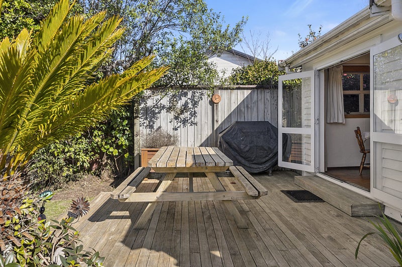 1 Queens Road, Glen Avon, New Plymouth - Carousel 2