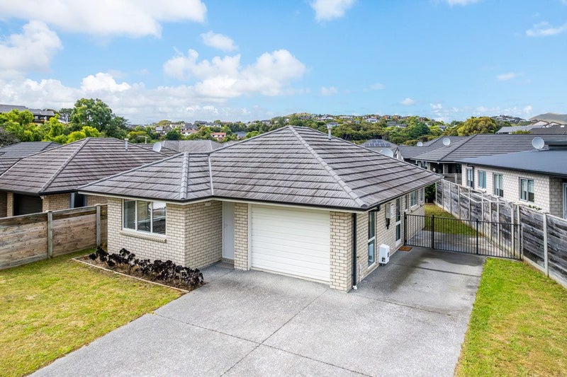 5 Mooring Close, Whitby, Porirua - Carousel 1