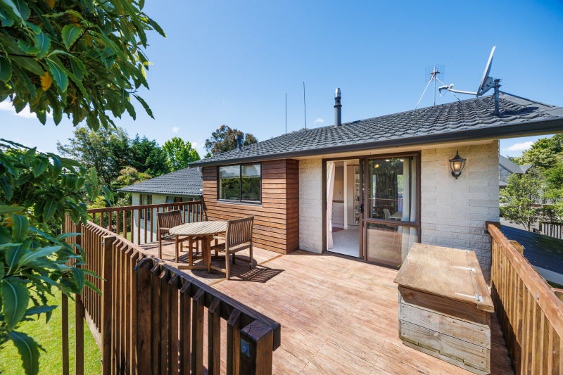 9 Hillgrove Place, Fitzherbert, Palmerston North - Carousel 1