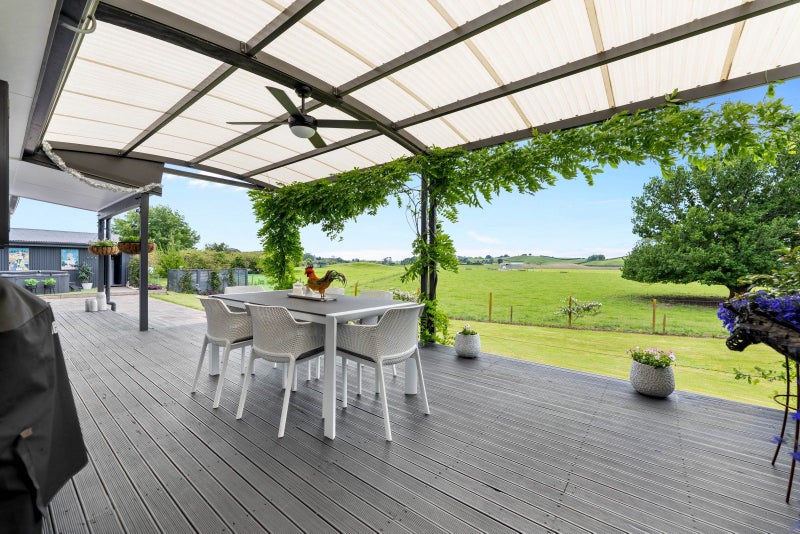 15 State Highway 5, Tirau - Carousel 1