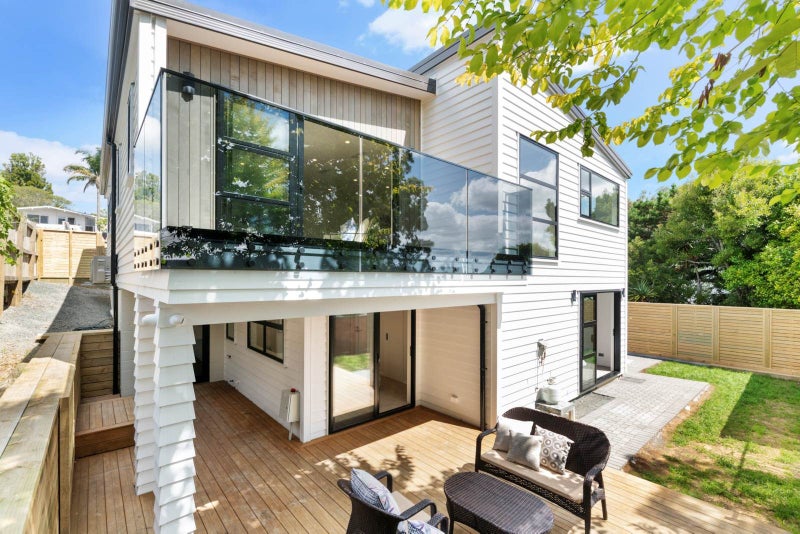 8A Madison Place, Forrest Hill, Auckland - Carousel 1