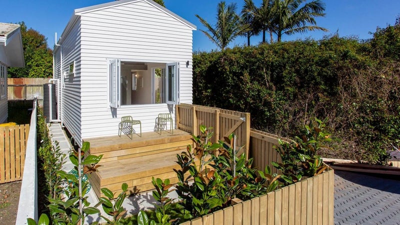 26B Clinton Avenue, Te Atatu Peninsula, Auckland - Carousel 1