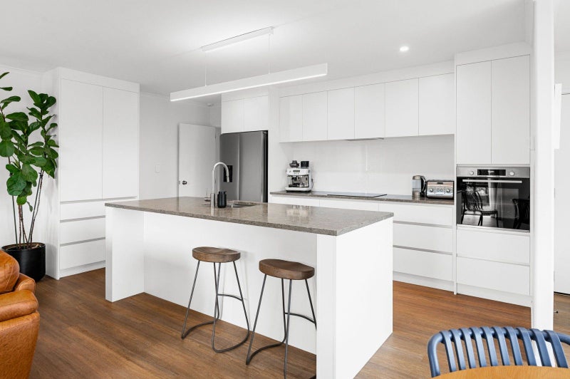 8 Parkside Drive, Huntington, Hamilton - Carousel 2