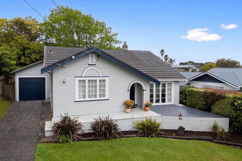 11 Grande Avenue, Mount Albert, Auckland - Carousel 1