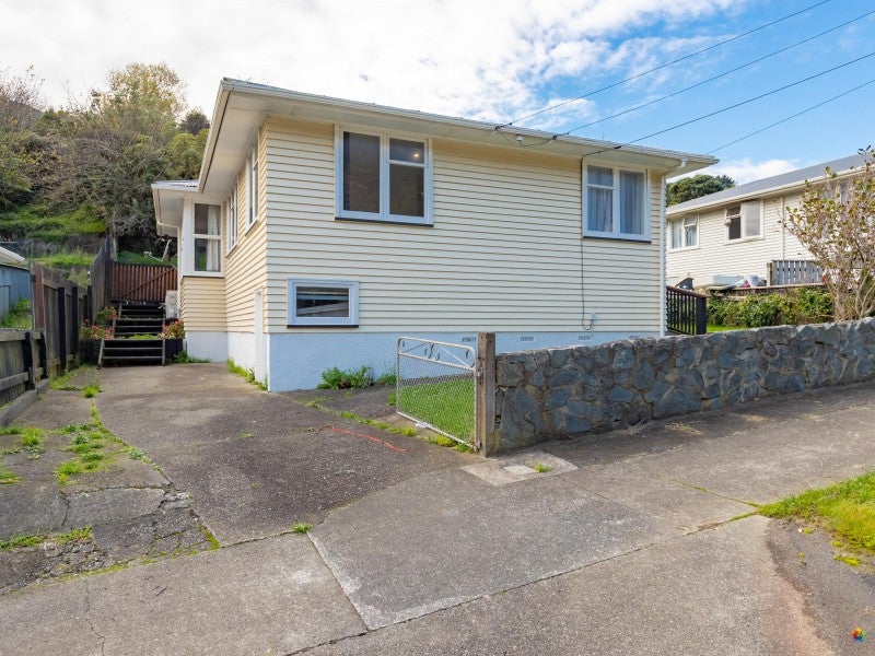 198 Sievers Grove, Cannons Creek, Porirua - Carousel 1