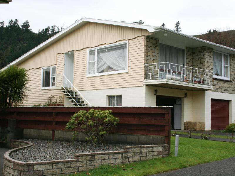 6 Helvetia Grove, Naenae, Lower Hutt - Carousel 2