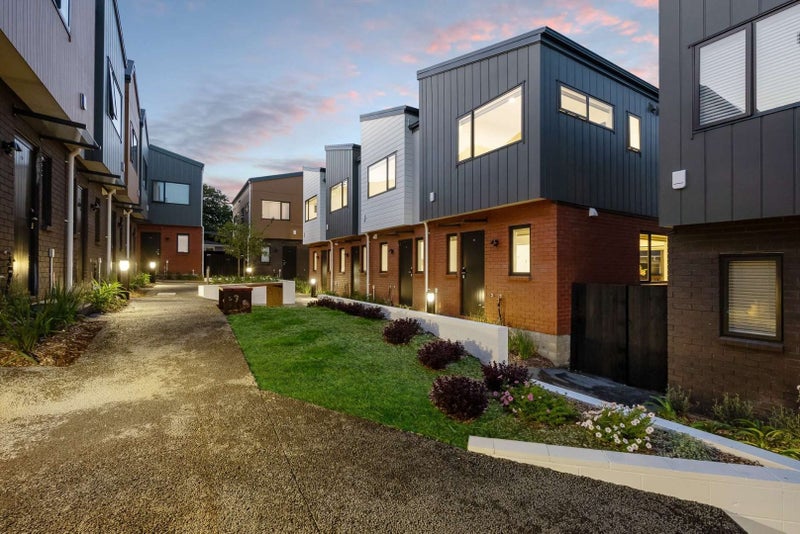 21 Toanga Place, Mount Wellington, Auckland - Carousel 1