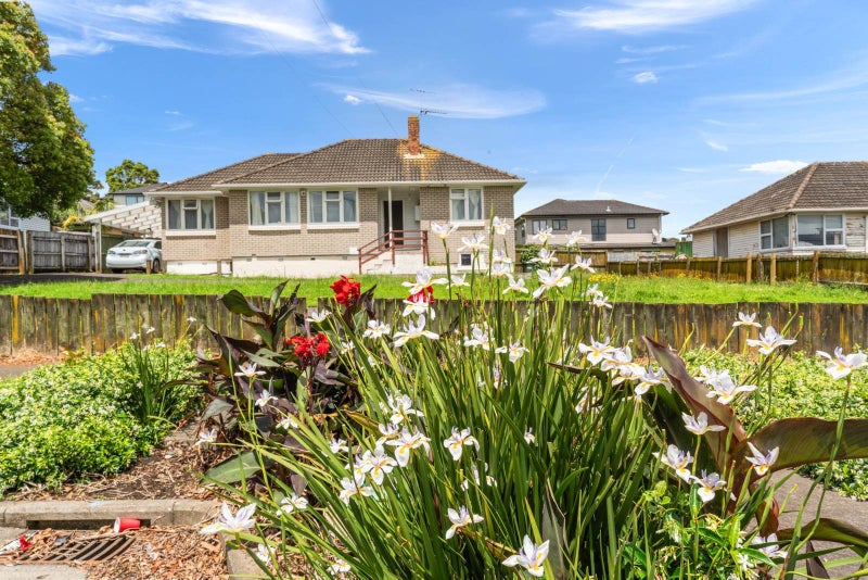 21 Anderson Avenue, Point England, Auckland - Carousel 1