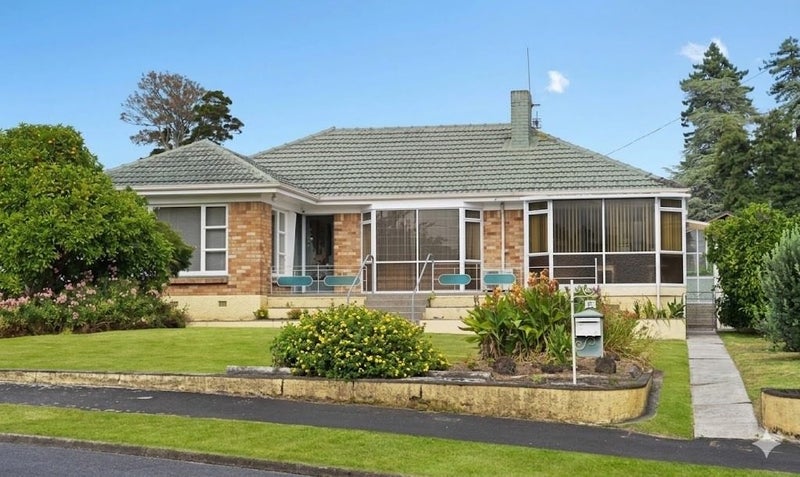 10 Johnsview Terrace, Hillcrest, Hamilton, Waikato - Carousel 1