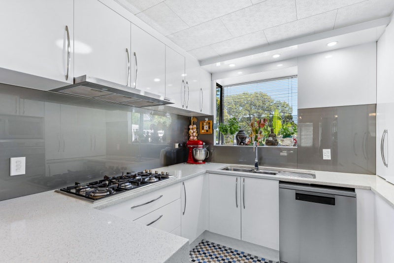 15 Marinich Drive, Ranui, Auckland - Carousel 2