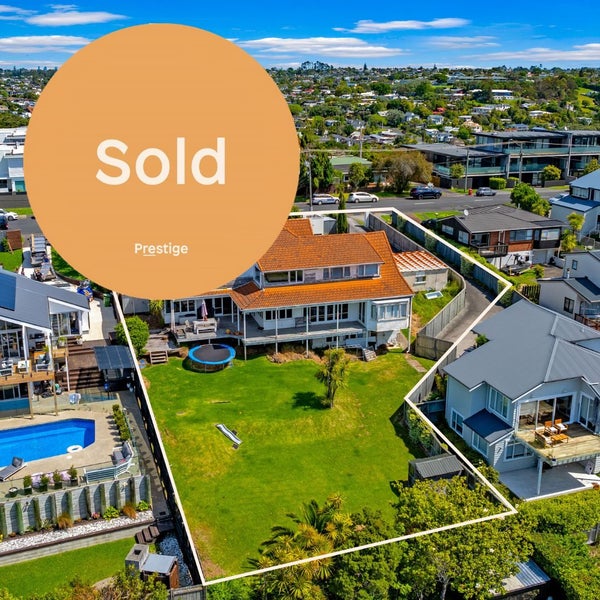 18 Montgomery Avenue, Rothesay Bay, Auckland - Carousel 1