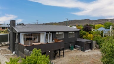 2 Royal Terrace, Alexandra, Alexandra - Carousel 1