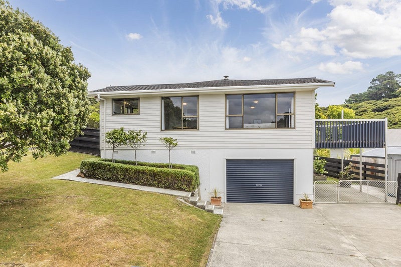 1 Carvel Lane, Whitby, Porirua - Carousel 1