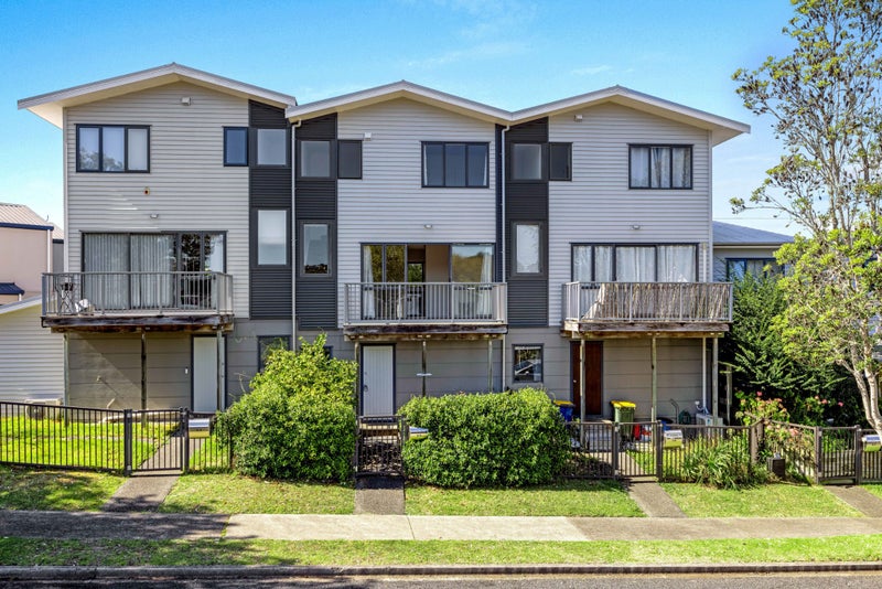 2/5 John Jennings Drive, Oteha, Auckland - Carousel 1
