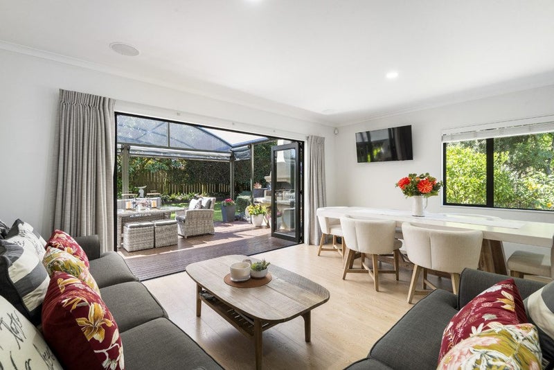 7 Emerald Way, Rosedale, Auckland - Carousel 2