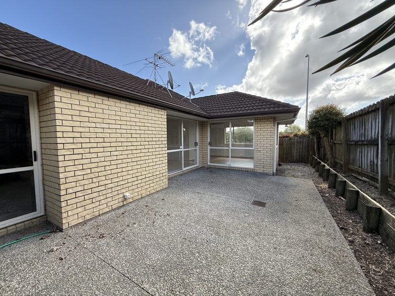 2 Carrick Glen Avenue, Flat Bush, Auckland - Carousel 1