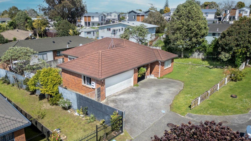 57 Castlefinn Drive, Weymouth, Auckland - Carousel 1