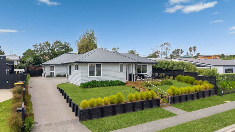 8 Seventh View Avenue, Beachlands, Auckland - Carousel 1