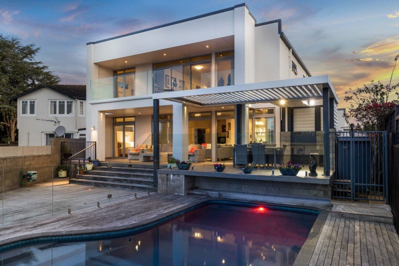 34 Lake Crescent, Hamilton Lake, Hamilton - Carousel 1