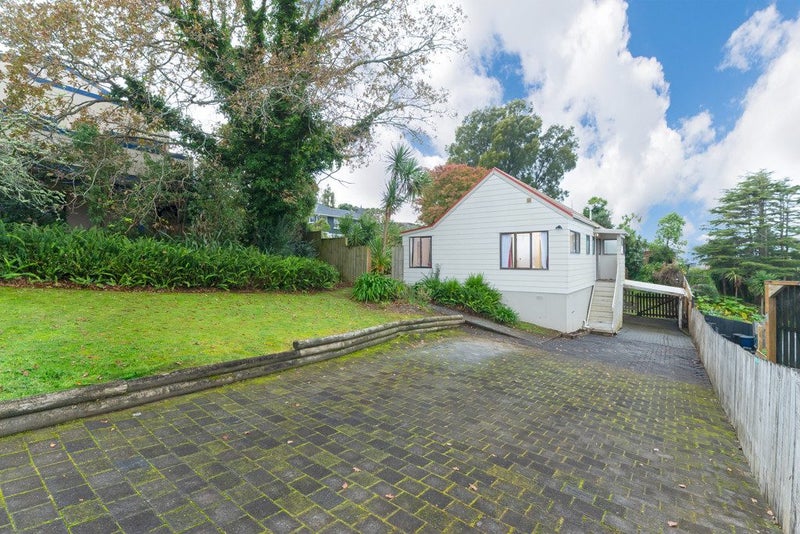 4 Cyclarama Crescent, Massey, Auckland - Carousel 1