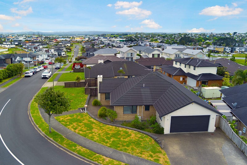 5 McWhirters Farm Lane, Massey, Auckland - Carousel 1