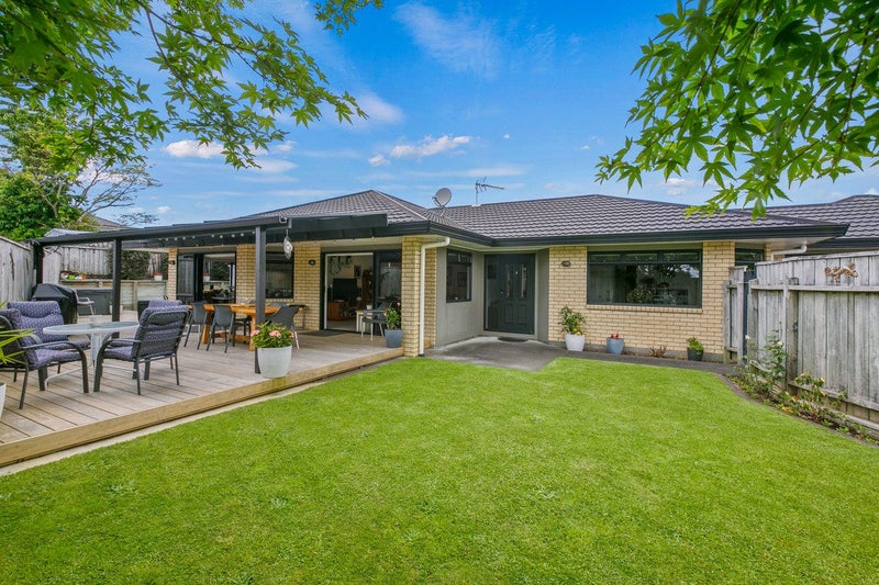 4 Maple Crescent, Whalers Gate, New Plymouth - Carousel 1