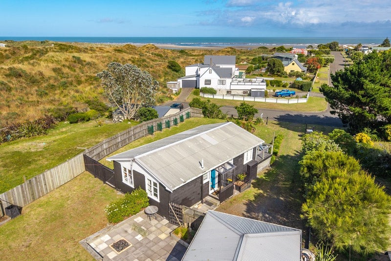 60 Sarah Street, Waikawa Beach, Levin - Carousel 2