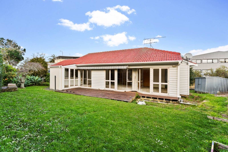 2/2 East Coast Road, Milford, Auckland - Carousel 2