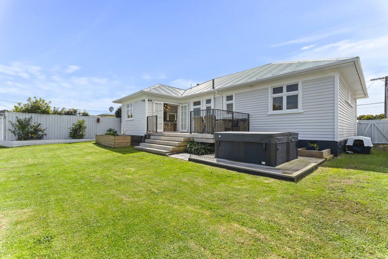 130 Seaview Road, Westown, New Plymouth - Carousel 2