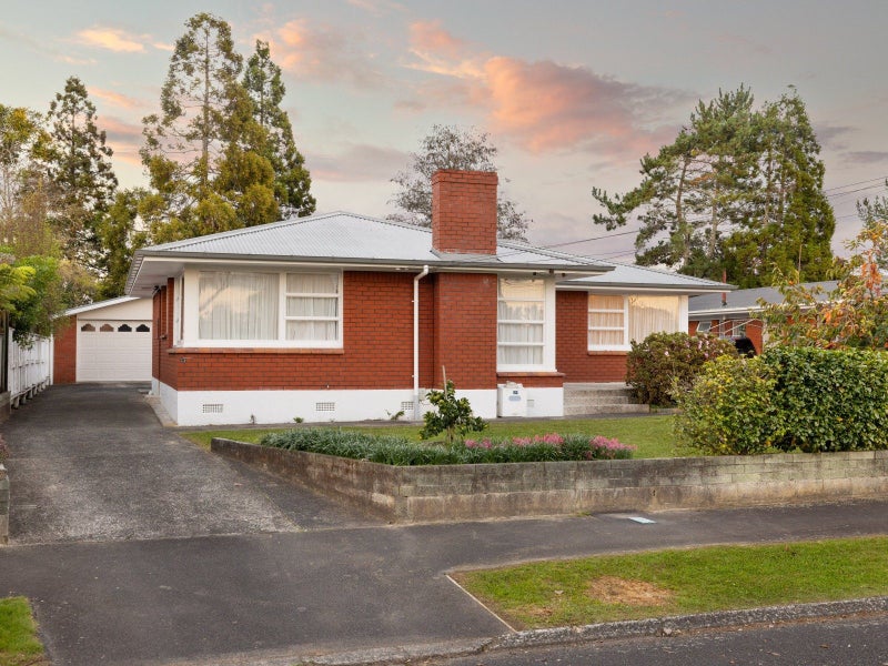 23 Regent Street, Silverdale, Hamilton - Carousel 1