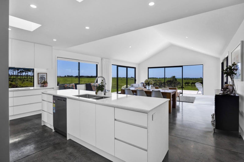 1356C South Road, Oakura, New Plymouth - Carousel 2