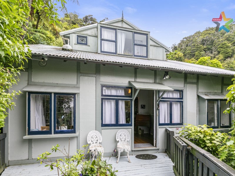 32 Ferry Road, Days Bay, Lower Hutt - Carousel 1