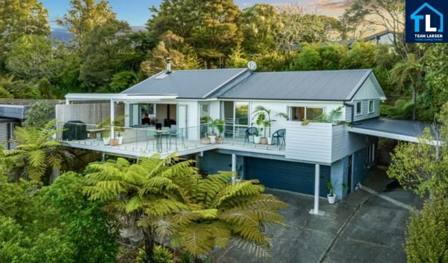 20 Raroa Terrace, Waiatarua, Auckland - Carousel 1