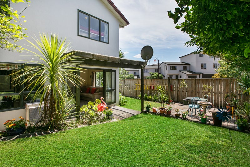 9/42 Fields Parade, Oteha, Auckland - Carousel 1