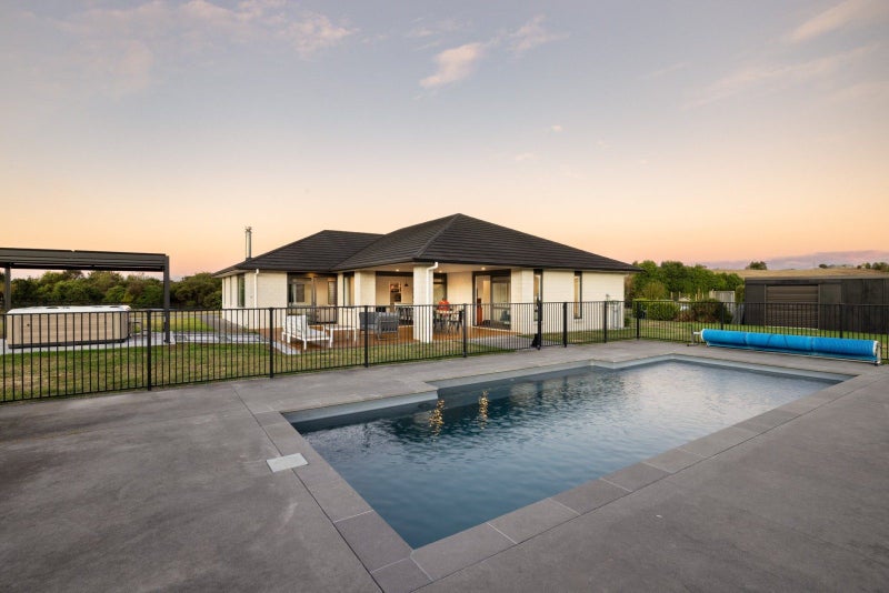 13 Houkura Place, Taupaki - Carousel 1
