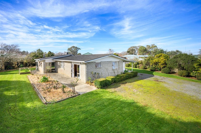 6 Flower Street, Bulls - Carousel 1