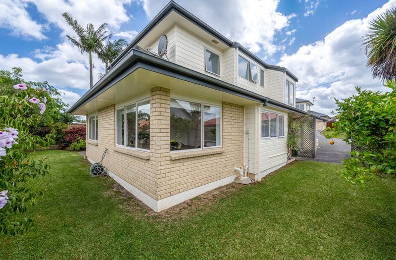 2/8 Tolben Place, Golflands, Auckland - Carousel 2