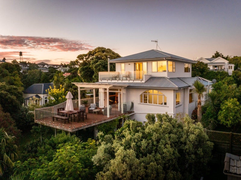 117 Priestley Terrace, Bluff Hill, Napier - Carousel 1