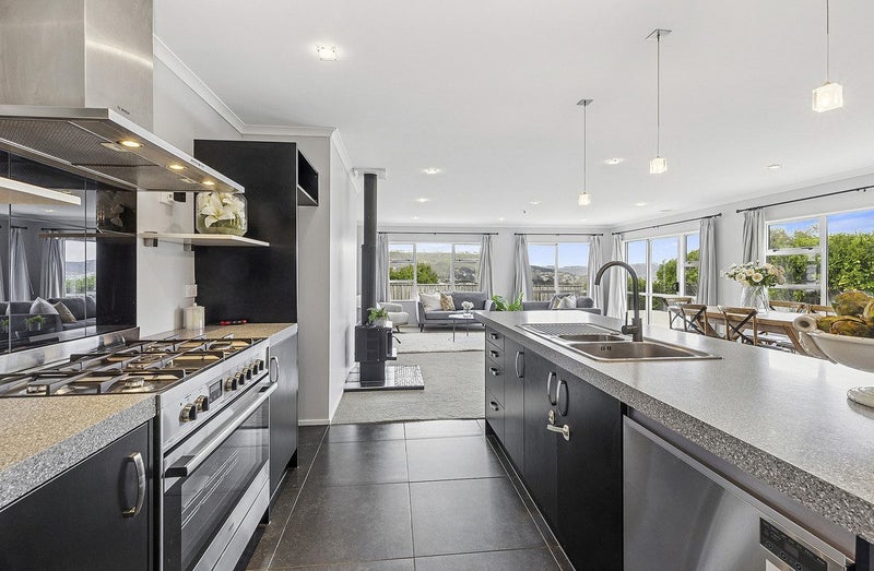 29 Paparoa Crescent, Aotea, Porirua - Carousel 2